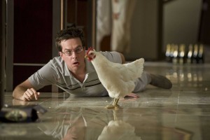 ed helms, con una gallina, en una escena de 'resacón en las vegas'