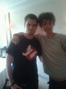 eduardo quintana junto a robert sheehan en la entrevista por cazadores de sombras: ciudad de hueso