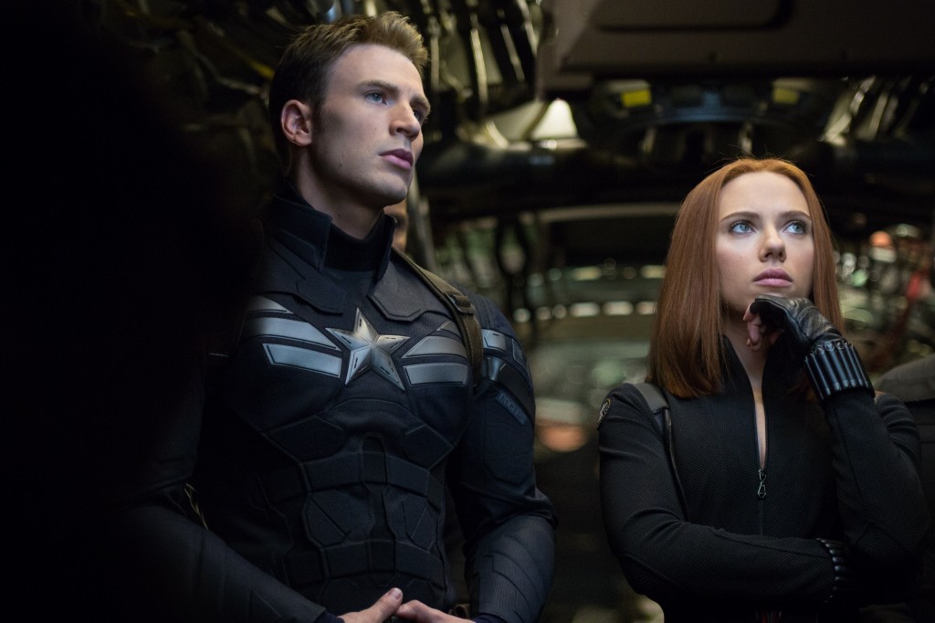 fotograma de capitán américa el soldado de invierno. chris evans junto a scarlett johansson