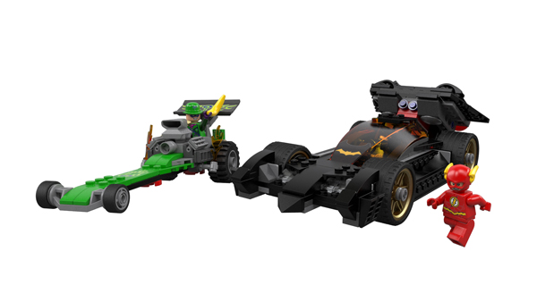 versión de the flash de lego junto al batmobil de batman