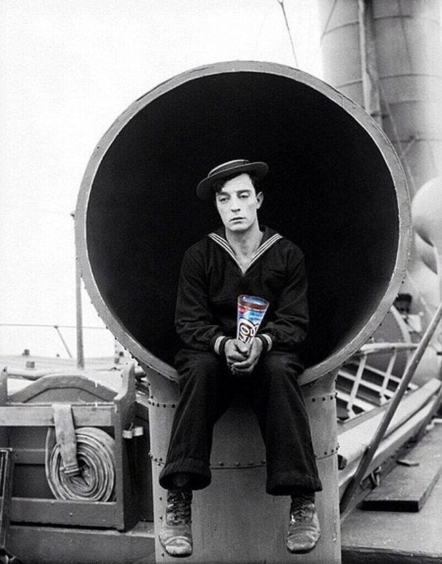 buster keaton sujetando un cornetto ant-man