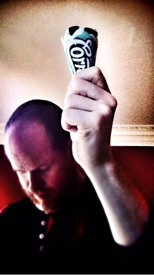 joss whedon sujetando un cornetto ant-man