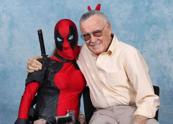 stan lee junto a deadpool