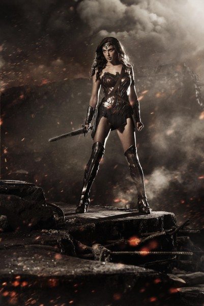 imagen promocional de wonder woman (gal gadot) en 'batman v superman: dawn of justice' (2016).