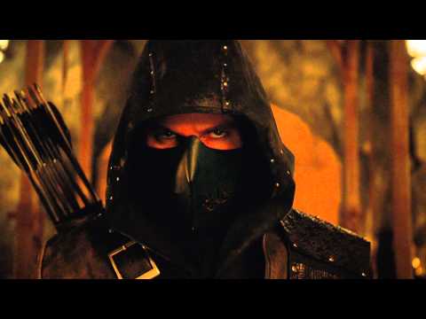 arrow (stephen amell) presenta su traje en la comic-con de san diego