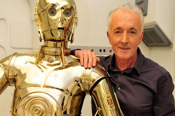 anthony daniels junto a su personaje, c-3po en star wars