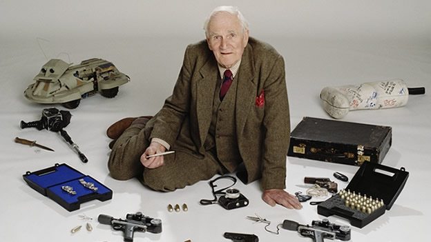 mr-q encargado de los gadgets de james bond