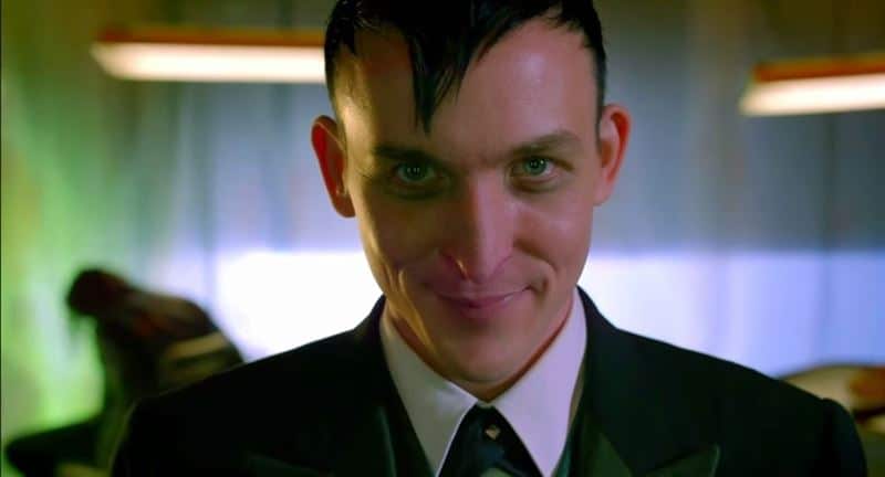 robin lord taylor es el tercero que ha puesto cara al pingüino en la pantalla