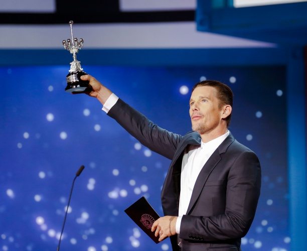 ethan hawke, con el premio donostia en la gala del 64 festival de san sebastián