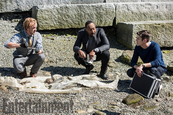 the flash -- " paradox" -- image: fla302a_0015b.jpg — pictured (l-r): tom felton as julian albert, jesse l. martin as detective joe west and grant gustin as barry allen -- photo: dean buscher/the cw -- © 2016 the cw network, llc. all rights reserved