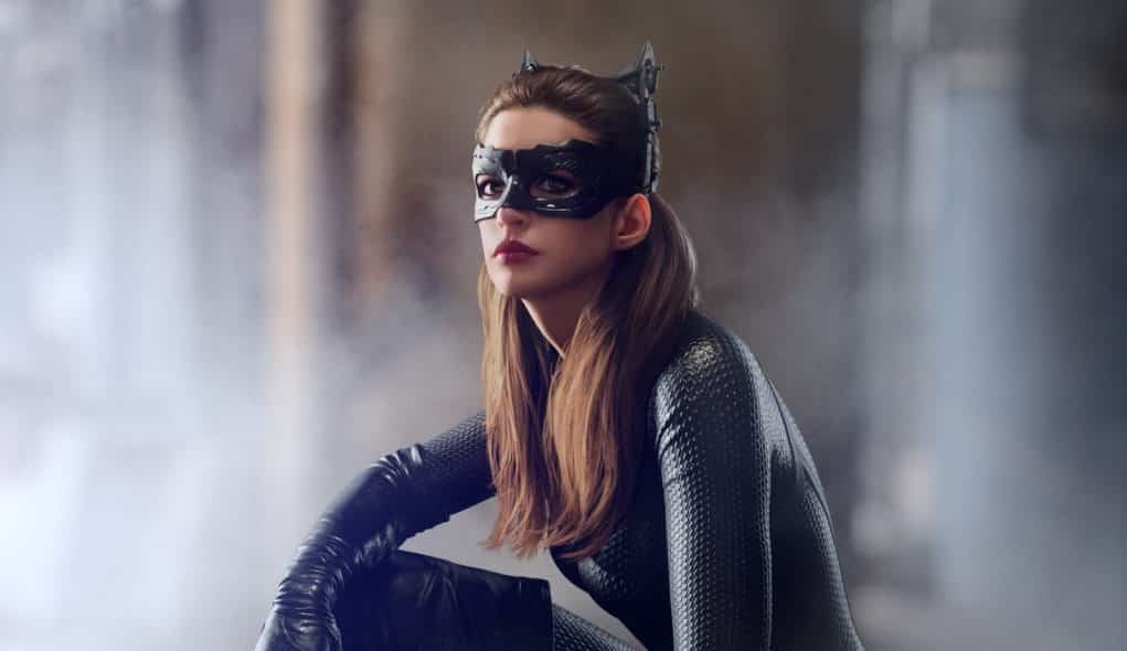 anne hathaway como catwoman en batman: la leyenda renace de christopher nolan