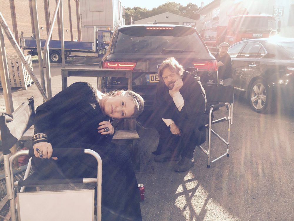 carrie fisher y mark hamill juntos en una imagen en el set de star wars: episodio viii