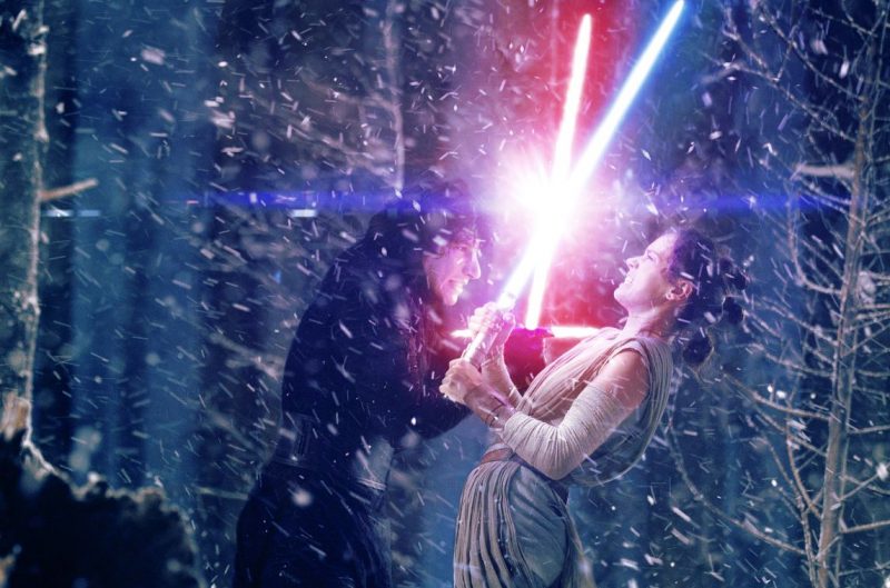 rey y kylo ren pelean en star: wars episodio viii (2017)