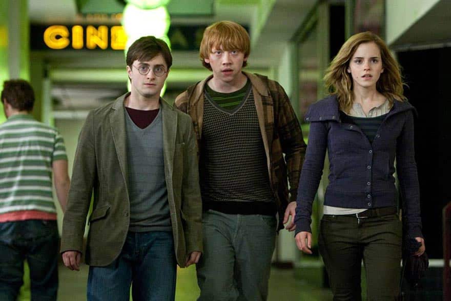 daniel radcliffe, rupert grint y emma watson en fotograma de harry potter y las reliquias de la muerte. parte 1
