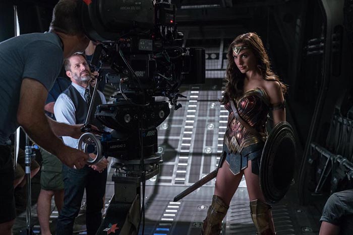 wonder woman felicita a zack snyder en la 'liga de la justicia'
