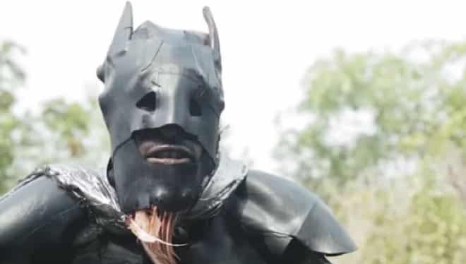 con todos ustedes llega... ¡el batman nigeriano!