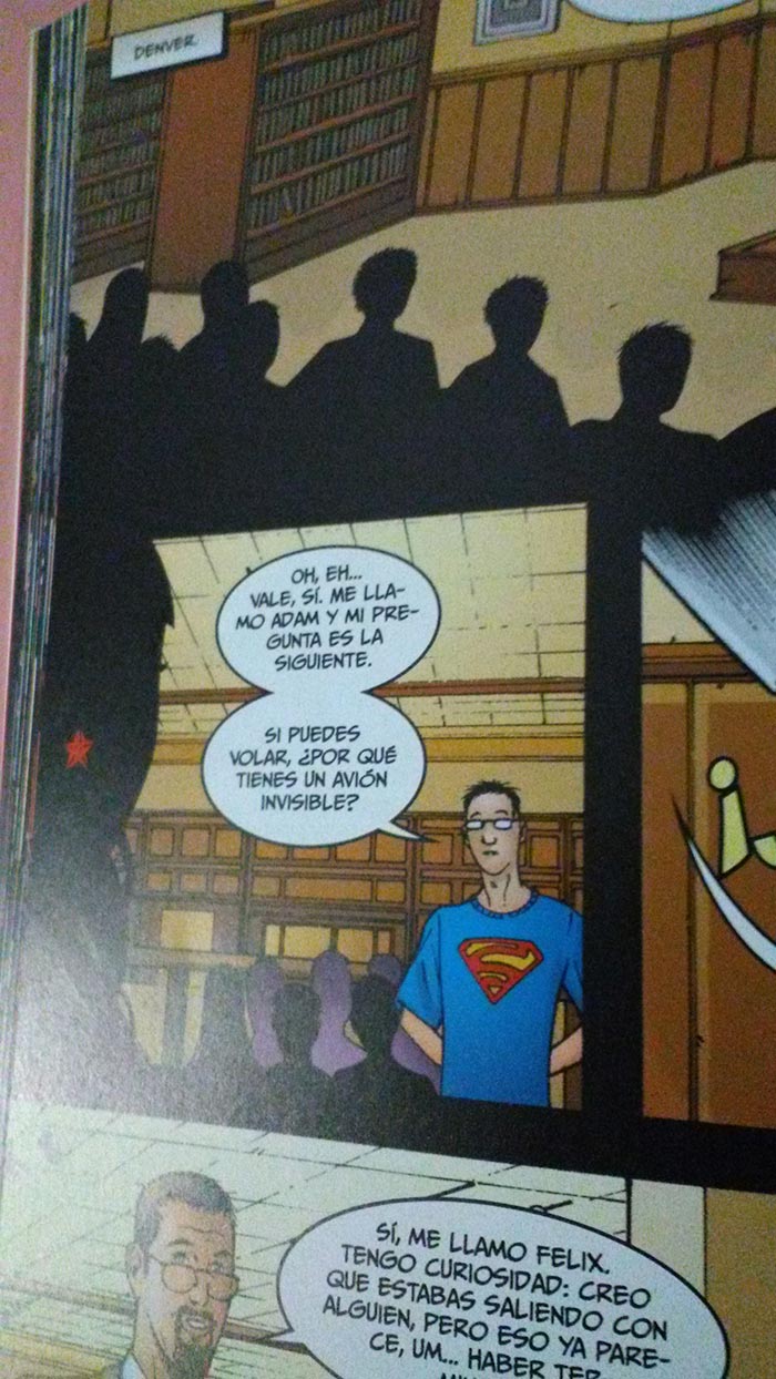 ¿por qué tiene wonder woman un avión invisible si puede volar?