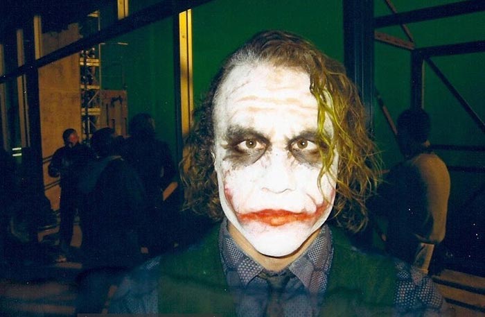 heath ledger como el joker de el caballero oscuro de christopher nolan