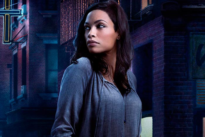 rosario dawson como claire temple en la serie de superhéroes de netflix, daredevil