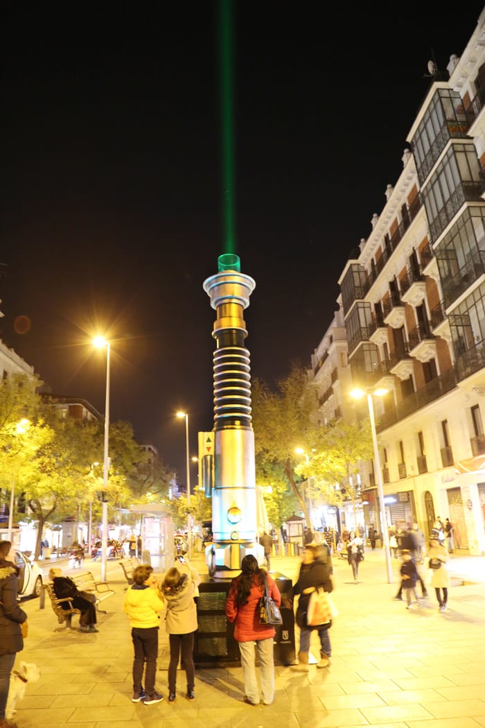 las espadas de 'star wars' iluminan madrid