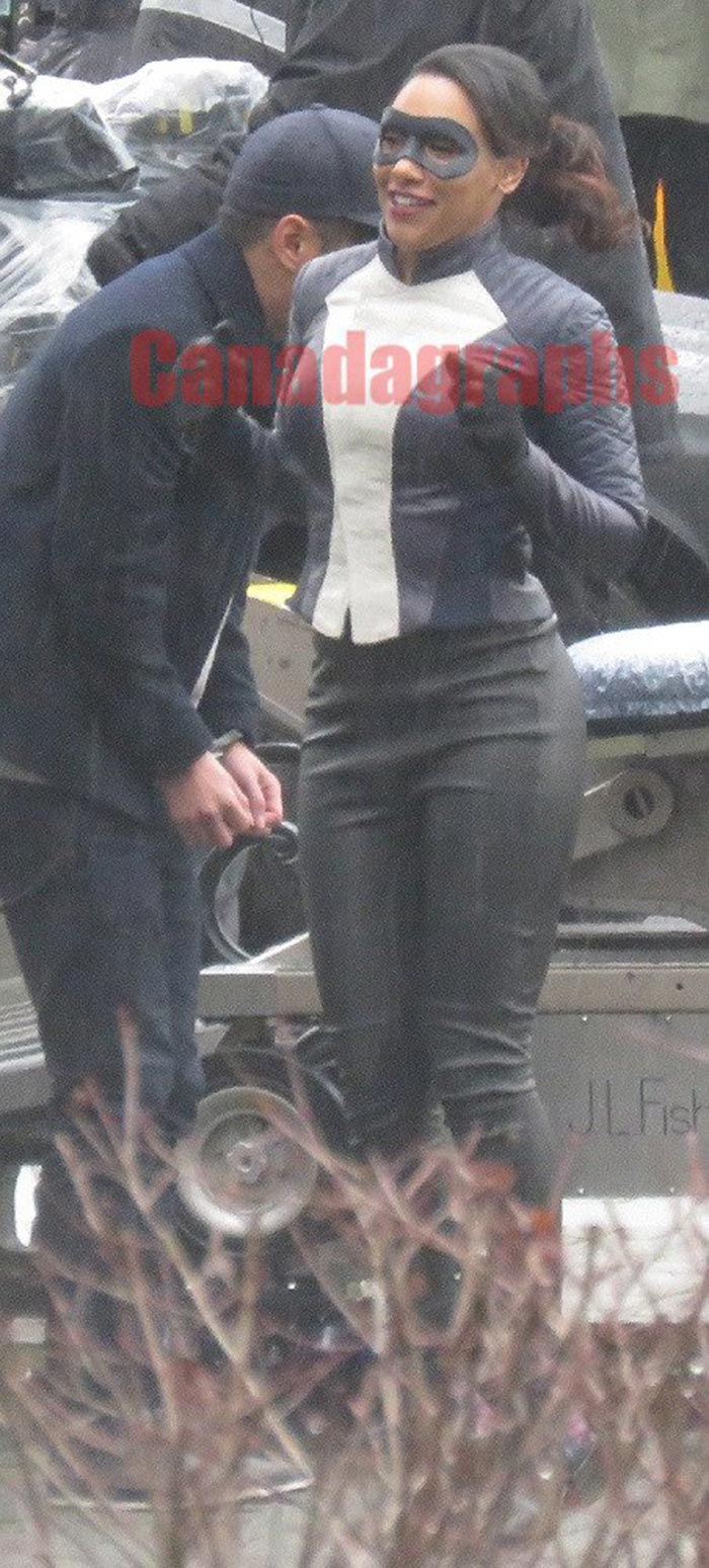 iris west como superhéroe en la serie the flash