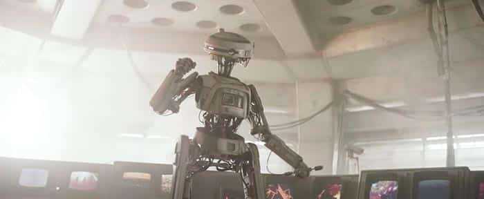 el androide de qui'ra (emilia clarke) en han solo: una historia de star wars (solo: a star wars story)