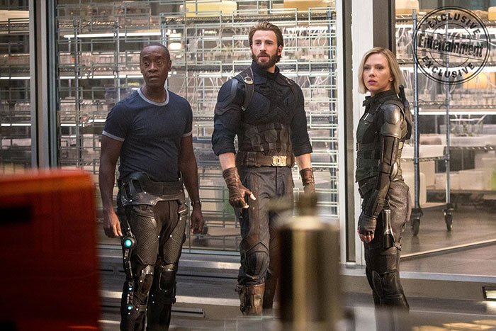 don cheadle como war machine, capitán américa y viuda negra en vengadores: infinity war (2018)