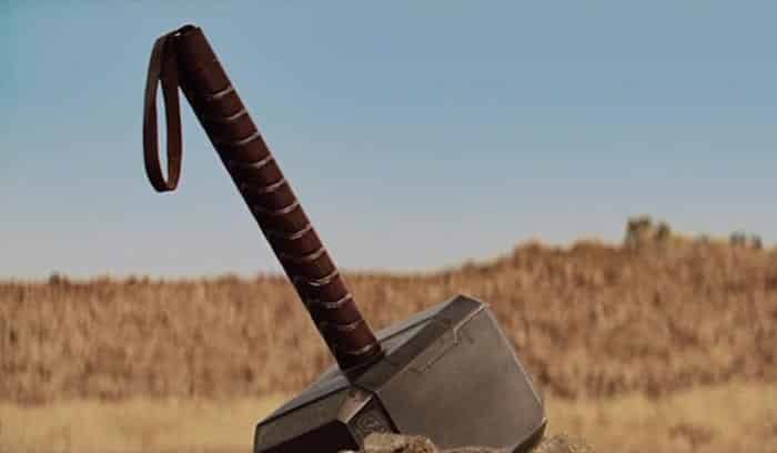 escena post-créditos de iron man 2 (2010) con el martillo de mjölnir