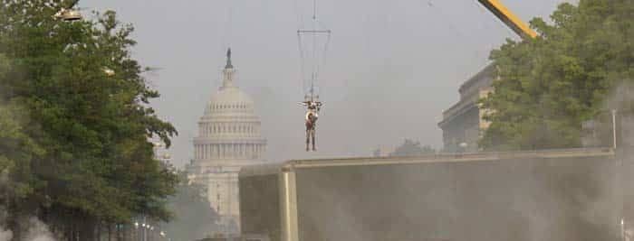 gal gadot volando en wonder woman 1984