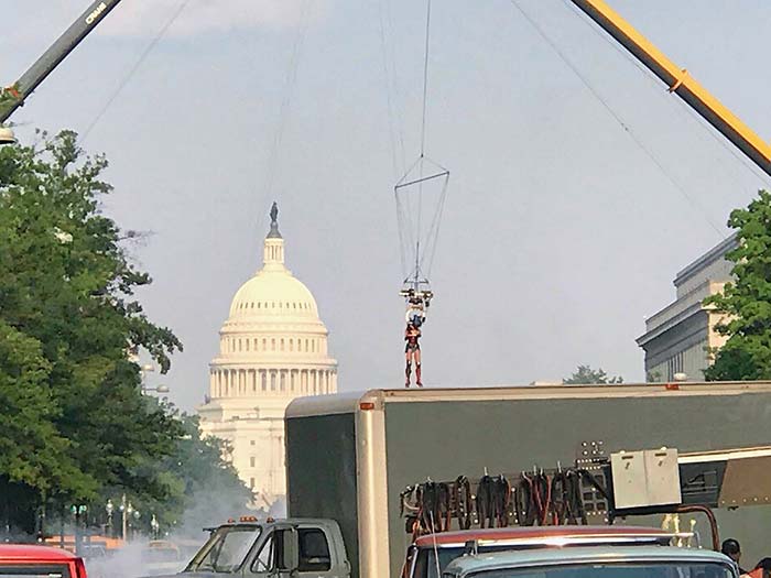 gal gadot volando en wonder woman 1984