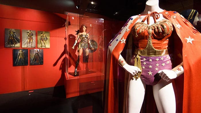 los trajes de wonder woman en las películas de superhéroes