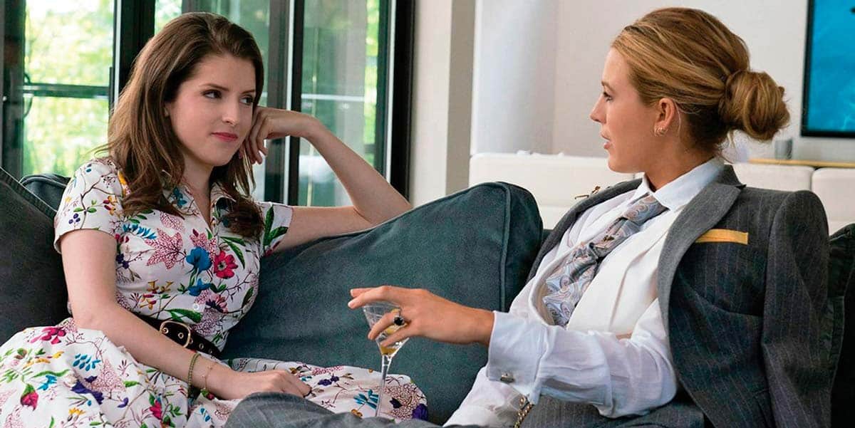 anna kendrick y blake lively en una fotograma de la película