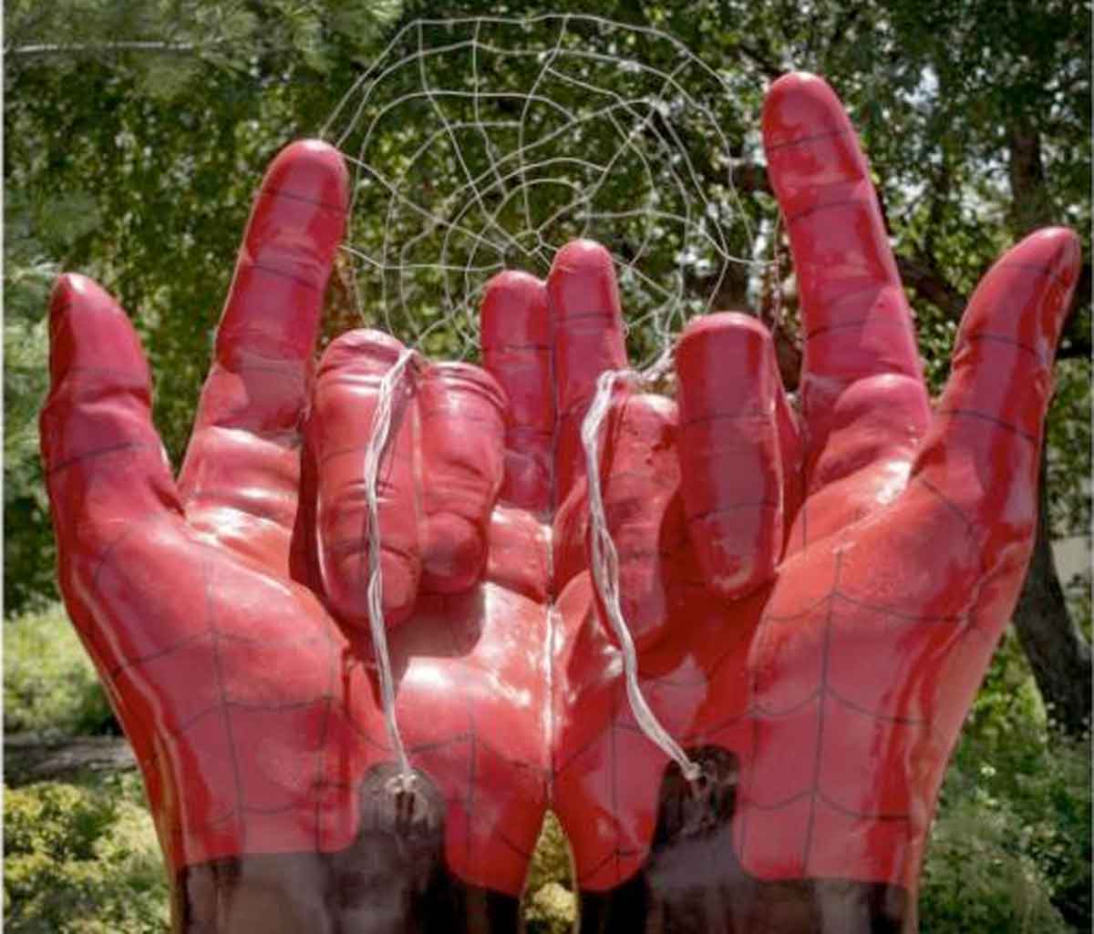 una estatua de spider-man acusada de satánica y crimen de odio