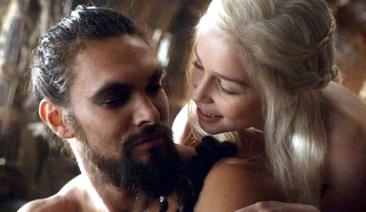 emilia clarke se sintió presionada para que saliera desnuda en juego de tronos