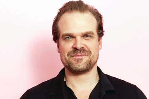 david harbour publicó su número de teléfono para charlar con sus fans
