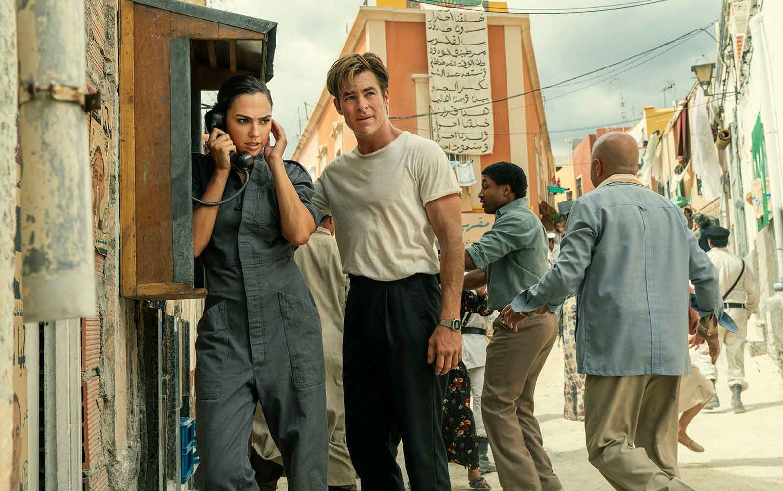gal gadot y chris pine en un fotogram ade wonder woman 1984