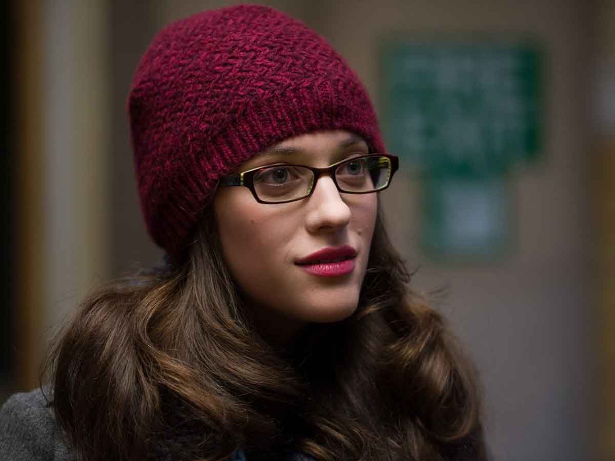 kat dennings describe una escena de acción de la serie wandavision