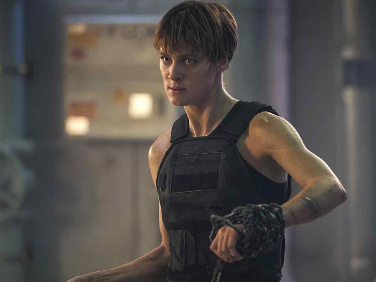 mackenzie davis - lara croft