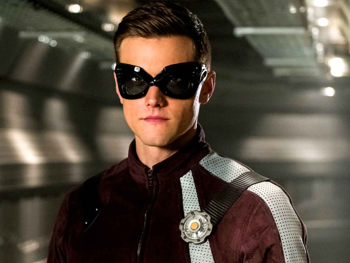 el actor de the flash hartley sawyer ha sido despedido de la serie