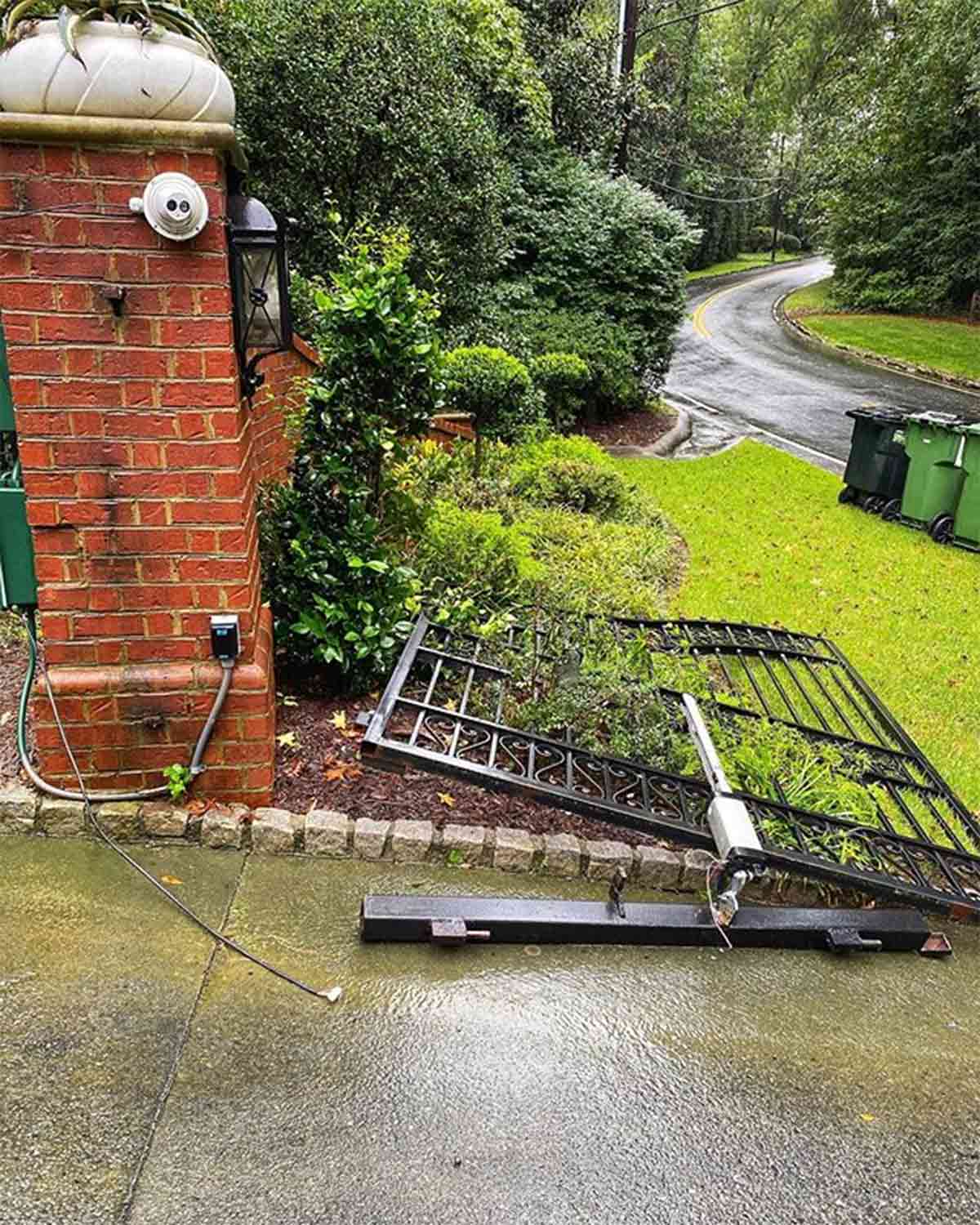 dwayne johnson destroza una puerta con sus manos para no llegar tarde