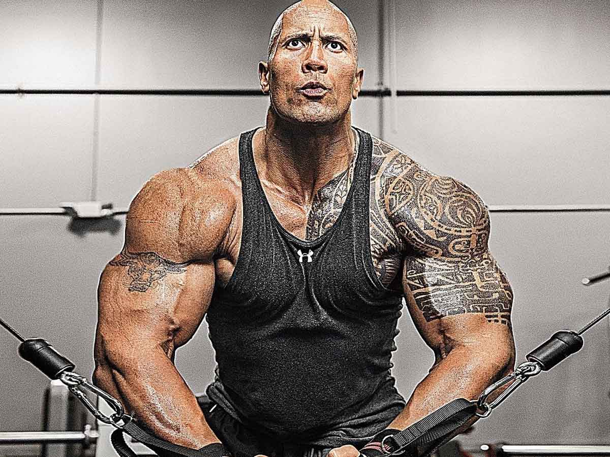 dwayne johnson destroza una puerta con sus manos para no llegar tarde