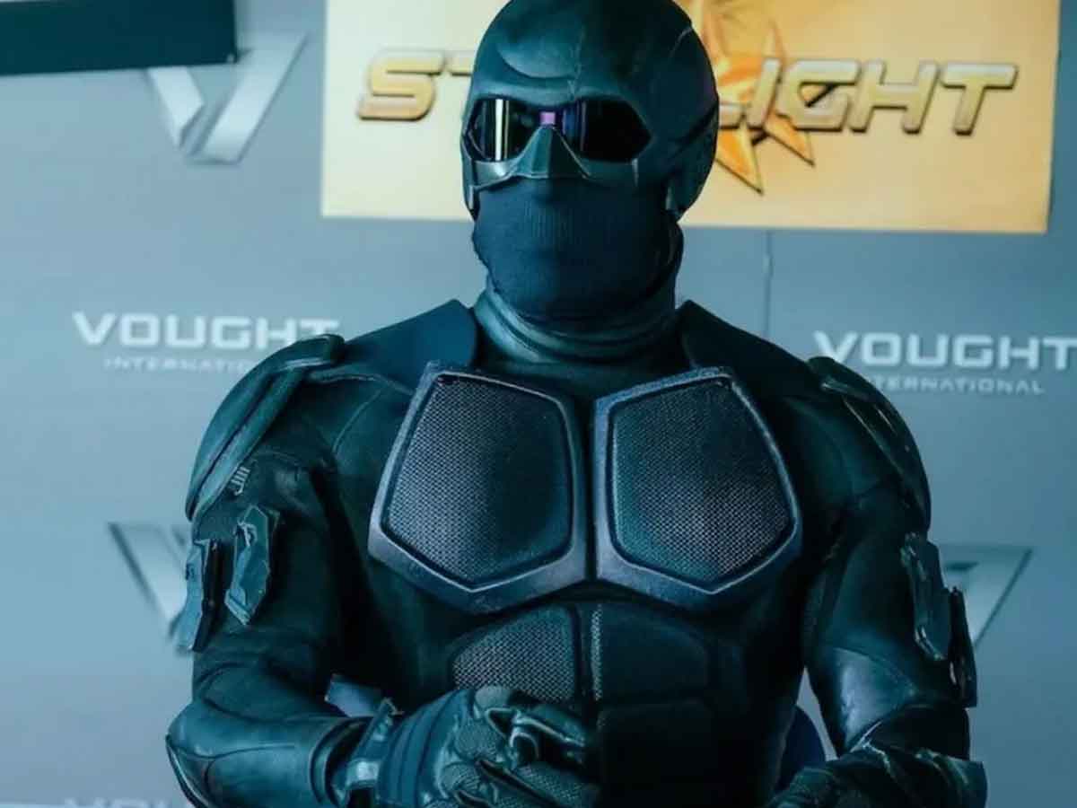 motivo por el que black noir de the boys no habla ni se quita la máscara