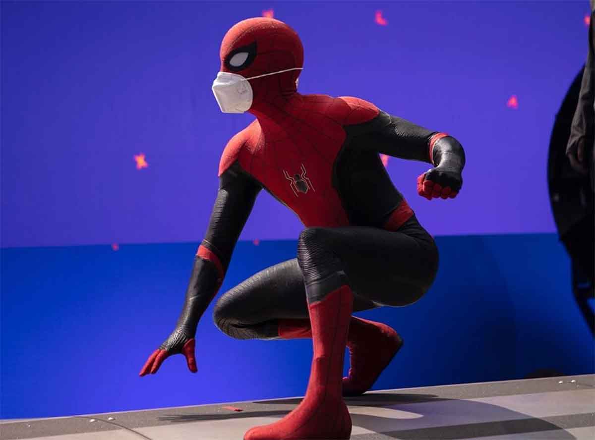 tom holland comparte una imagen de spider-man 3 con mascarilla