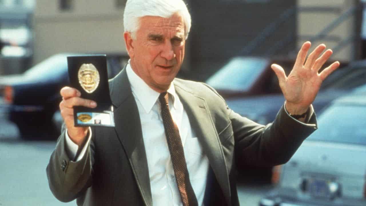 analizamos en cinemascomics el pack en blu-ray con la trilogía de agárralo como puedas, las tronchantes y disparatadas comedias protagonizadas por leslie nielsen