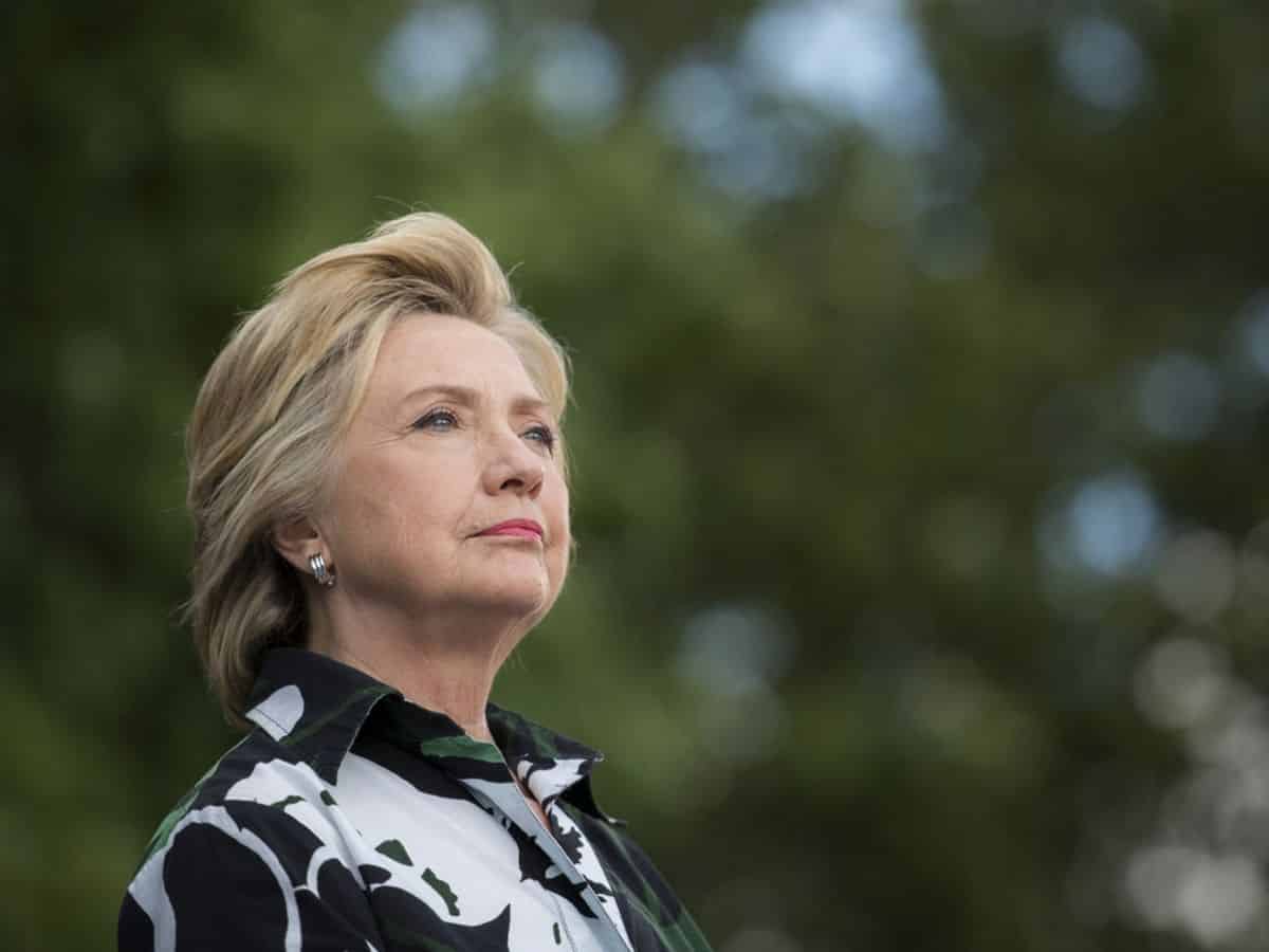 edie falco interpretará a hillary clinton en una nueva serie