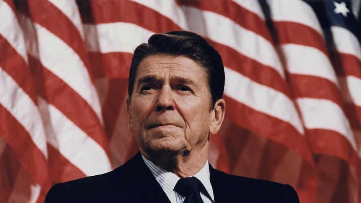 ronald reagan fue presidente de los estados unidos, puesto por el que iría 'the rock'