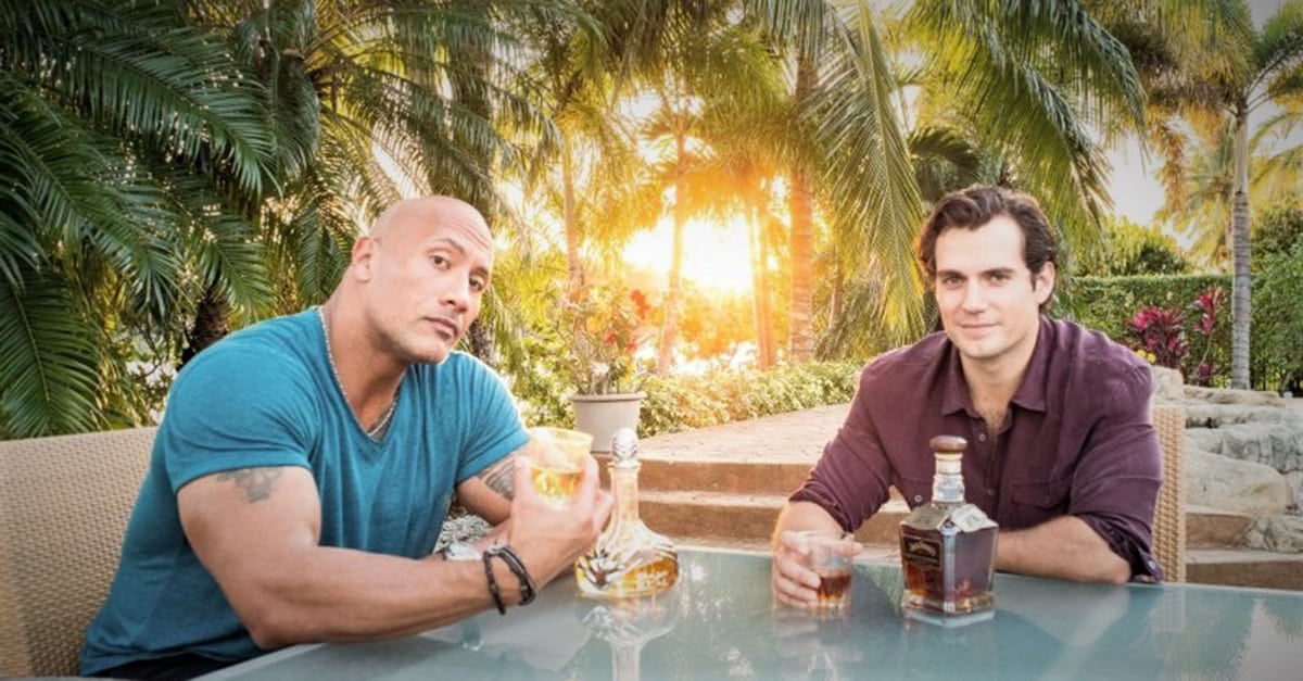 dwayne johnson y henry cavill trabajarían juntos para dc