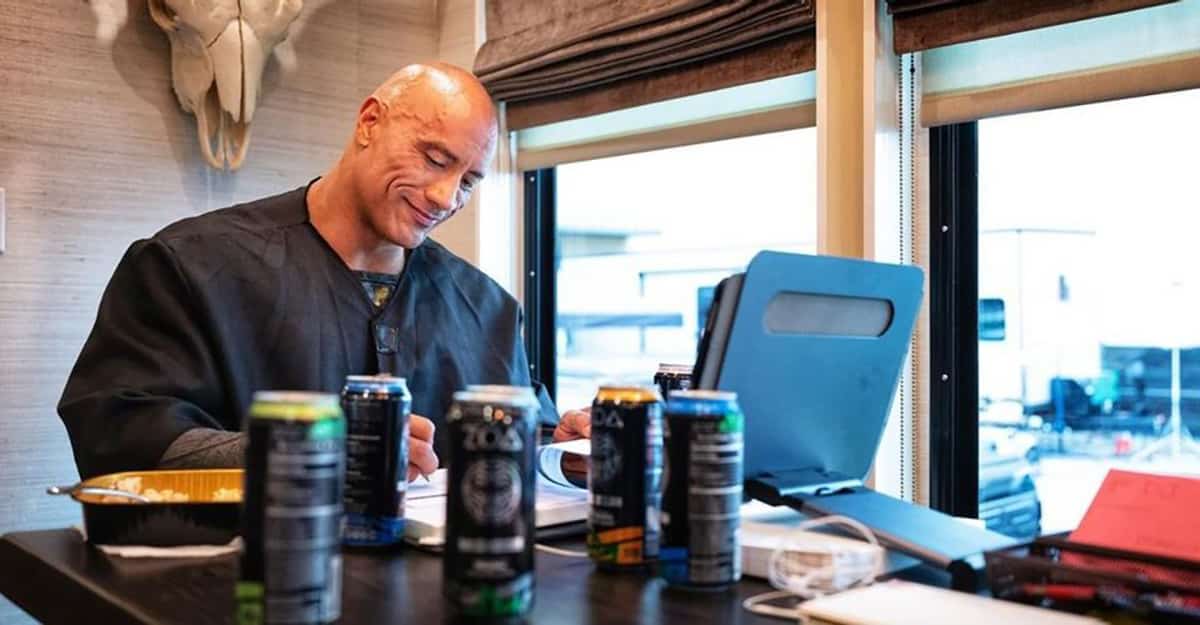 dwayne johnson tienta a los fans y muestra parte del traje de black adam