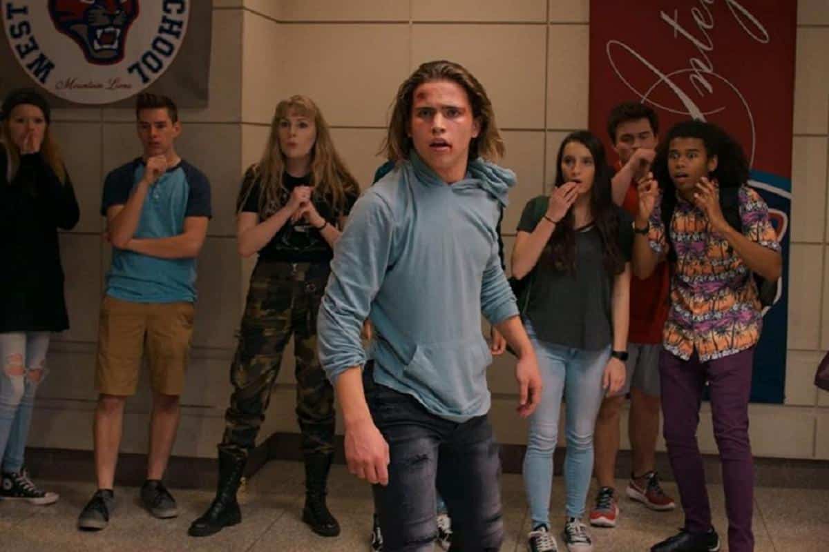 estrella de cobra kai se auto nomina para ser el robin de robert pattinson