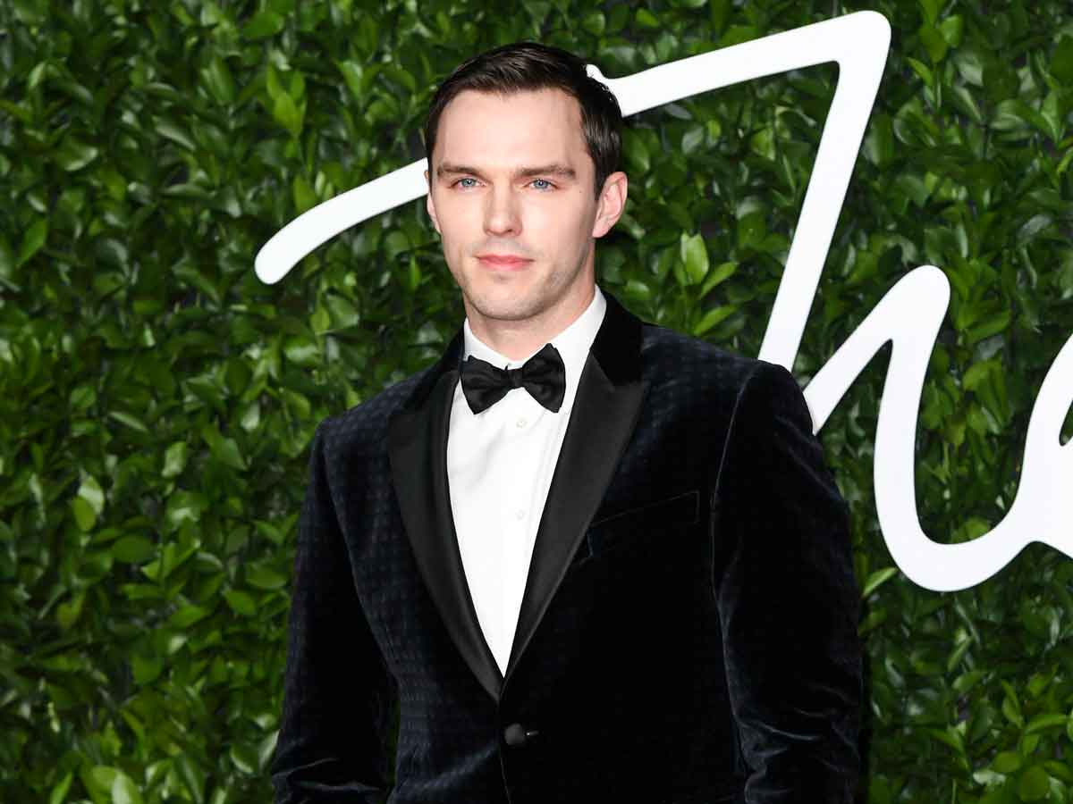 nicholas hoult en un spin-off de drácula para universal pictures